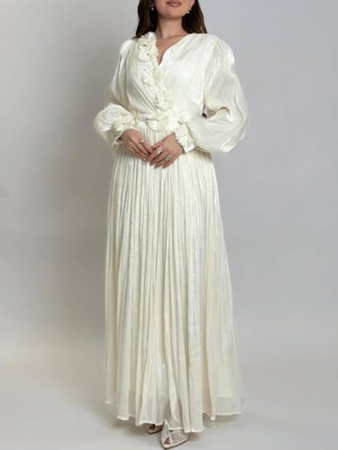 فستان طويل بتصميم أنثوي راقٍ