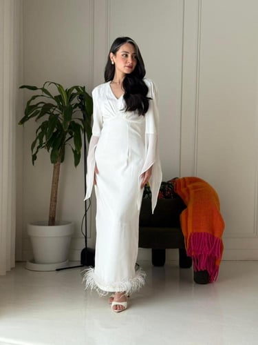 فستان طويل باكمام شيفون منسدله وتطريز خفي