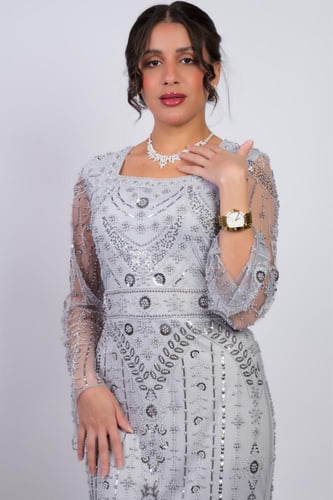 فستان سهرة "البريق الفضي" المزين بالكامل بالترتر.