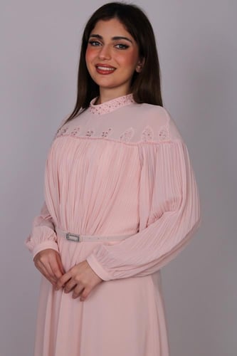 فستان سهرة طويل بتصميم أنثوي راقٍ