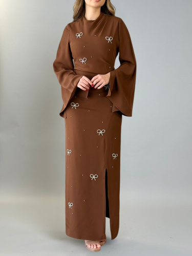 فستان أنيق بأكمام واسعة وتفاصيل ناعمة على شكل فيون...