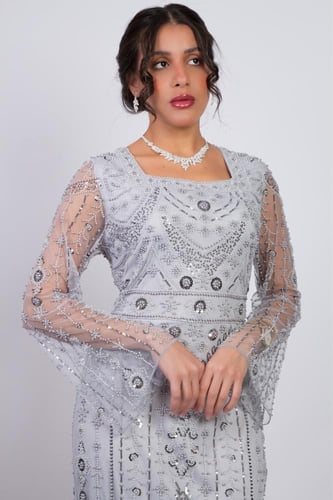 فستان سهرة "البريق الفضي" المزين بالكامل بالترتر.