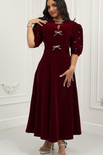 فستان جوخ فاخر يعكس فخامة الإطلالة بروحه الكلاسيكي...