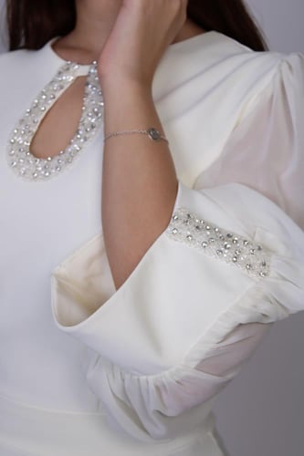 فستان أنيق بتصميم عصري يجمع بين البساطة والفخامة