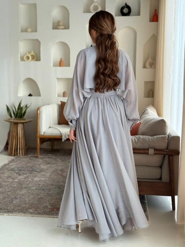 فستان بأكمام شفافة وتفاصيل خفيفة تعطيه إحساس ملكي