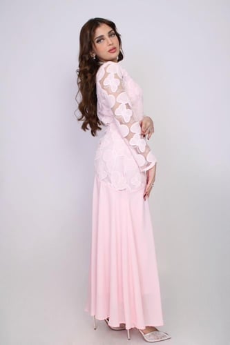 فستان دانتيل طويل بتصميم أنثوي راقٍ وأكمام شفافة