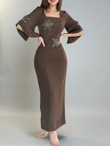 فستان بتطريزات لامعه