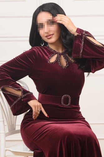 فستان مخمل فاخر بقصّة راقية وتطريز كريستالي