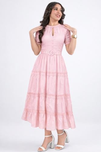 فستان أنثوي راقي بطبعات دانتيل أنيقة