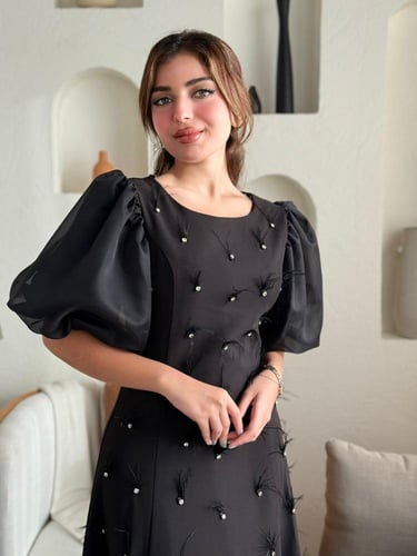 فستان متوسط الطول أنثوي، مزخرف بتطريزات ناعمة