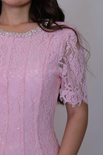 فستان دانتيل ناعم بتصميم أنثوي راقٍ