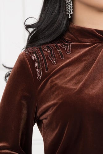 طقم مخمل لإطلالة شتوية فخمة