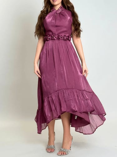 فستان أنيق بتصميم راقٍ يجمع بين النعومة والفخامة