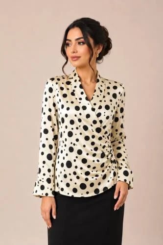 بلوزة منقطة بقصة ملتفة
