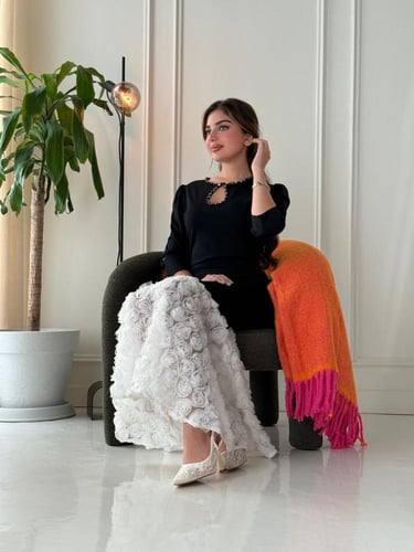 فستان سهرة ناعم ويتميز بخامة الباربي سترتش مع ورود...