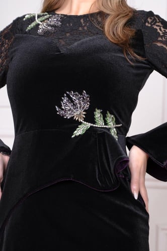 فستان مخملي فاخر بتطريز أزهار لامعة