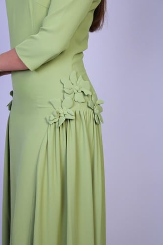 فستان أنيق بلون كريمي ناعم، بتصميم راقٍ يبرز الأنو...