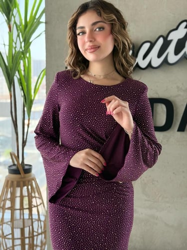 فستان بقصة ضيقة ولمعان ناعم ، مع أكمام جرسية