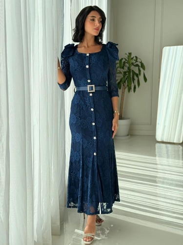 فستان دانتيل فاخر بقصة أنثوية وتفاصيل وردية راقية