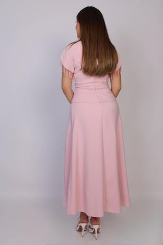 فستان ميدي أنيق بتصميم أنثوي ناعم ولمسة فاخرة تلفت...