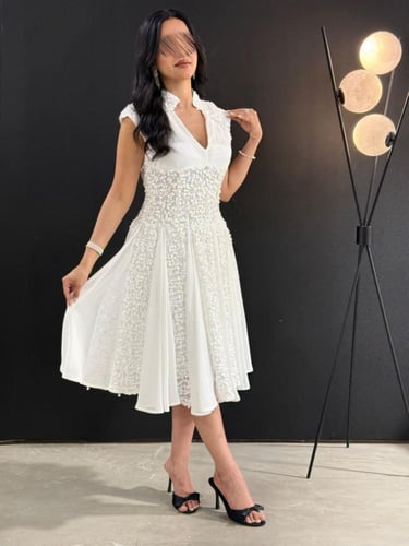 الفستان الأبيض القصير المصمم بقصة A-line وانسيابية...