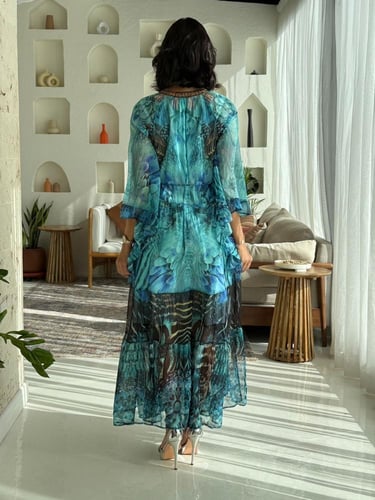 فستان شيفون بطبعات بحرية وقصة كشكش انسيابية