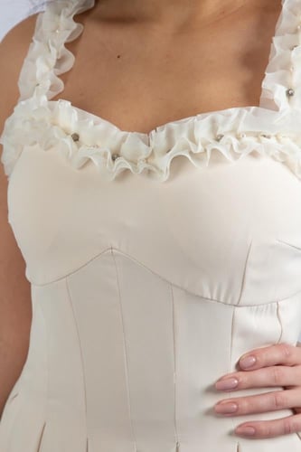 فستان أنيق بتصميم ناعم يبرز جمال القوام بأسلوب أنث...