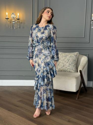 فستان بطبعات ناعمة وقصة متموجة بطبقات