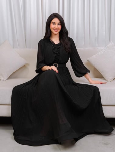 فستان بستايل ملكي بقصة مكسرة وحزام أنيق يبرز الخصر