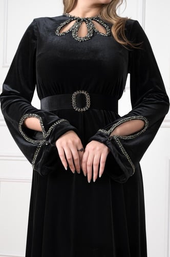 جلابية مخمل بقصّة راقية وتطريز كريستالي