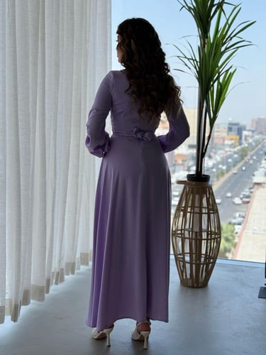 فستان بتفاصيل براقة على الياقة والأكمام وتصميم يلف...