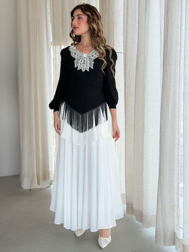 فستان بتطريز فاخر وقصة تنساب بنعومة