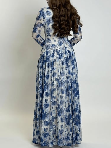 فستان طويل بتصميم أنثوي راقٍ