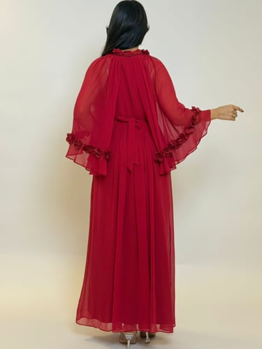 فستان شيفون خفيف وانسيابي