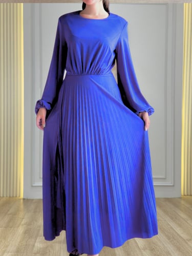 فستان بتفاصيل كسرات ناعمة وقصة خصر تحدد القوام