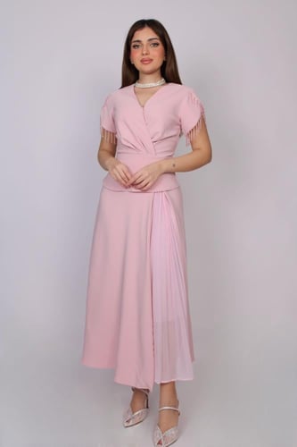 فستان ميدي أنيق بتصميم أنثوي ناعم ولمسة فاخرة تلفت...