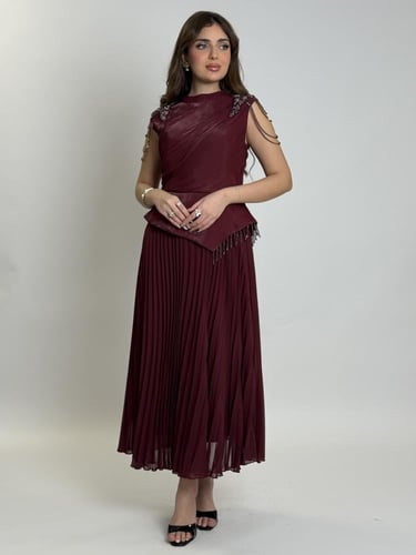 فستان أنيق بتصميم عصري يجمع بين البساطة والفخامة