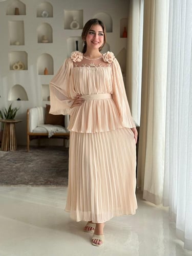 فستان مزوّد بتفاصيل ورود ناعمة على الصدر، وأكمام و...