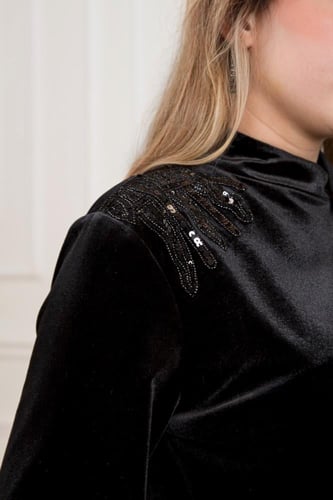 طقم مخمل لإطلالة شتوية فخمة