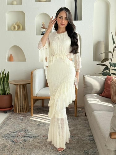 فستان نغمة الندى – دانتيل وكشكشة ساحرة