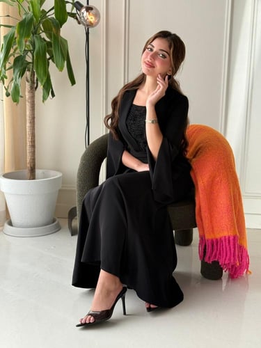 فستان بياقة بليزر وفتحة صدر لامعة تضيف لمسة عصرية...