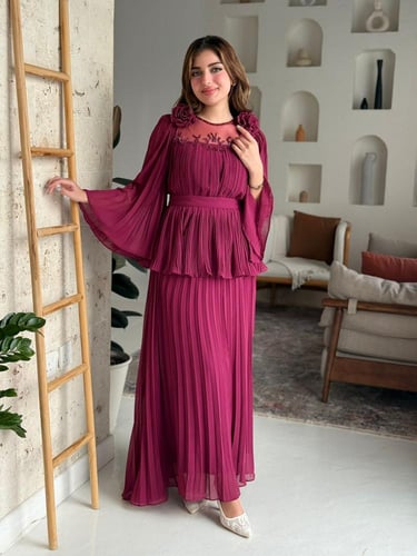 فستان مزوّد بتفاصيل ورود ناعمة على الصدر، وأكمام و...