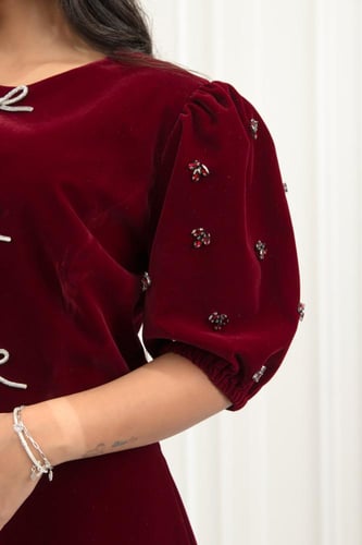 فستان جوخ فاخر يعكس فخامة الإطلالة بروحه الكلاسيكي...