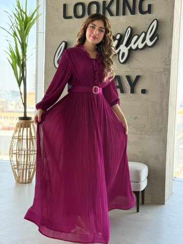 فستان بستايل ملكي بقصة مكسرة وحزام أنيق يبرز الخصر