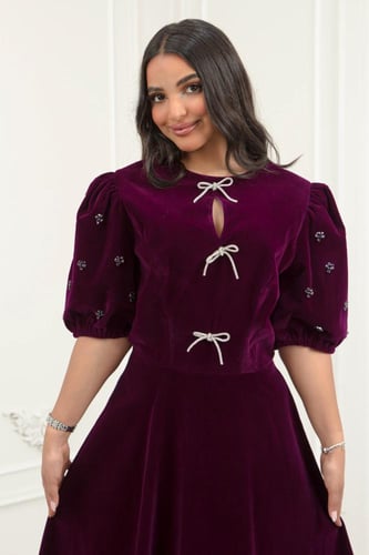 فستان جوخ فاخر يعكس فخامة الإطلالة بروحه الكلاسيكي...