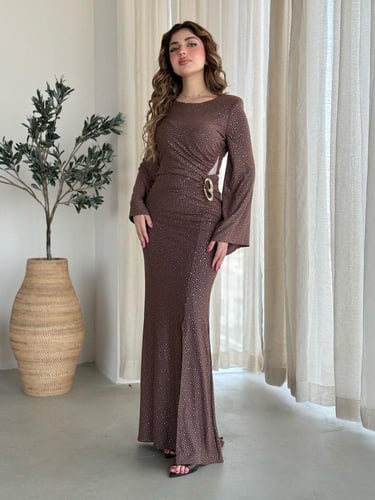 فستان بقصة ضيقة ولمعان ناعم ، مع أكمام جرسية