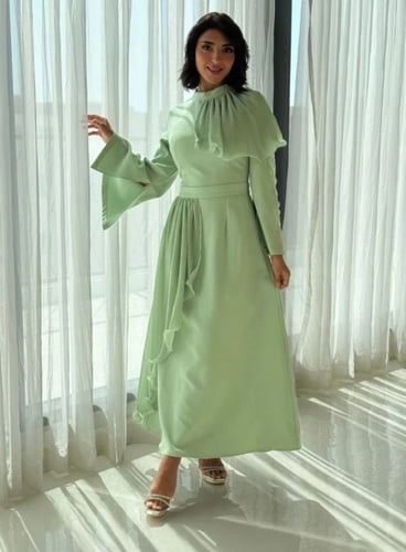 فستان بصميم محتشم يبرز الأناقة