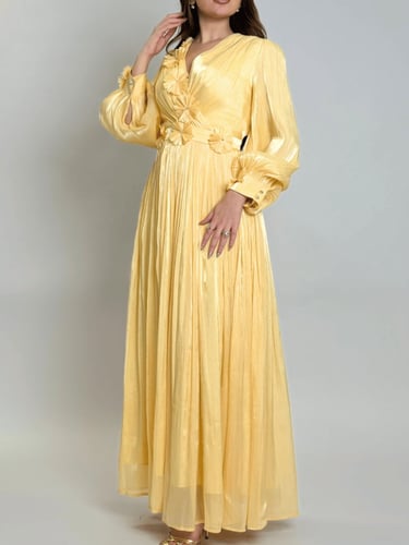 فستان طويل بتصميم أنثوي راقٍ