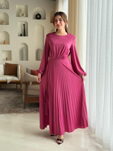 فستان بتفاصيل كسرات ناعمة وقصة خصر تحدد القوام