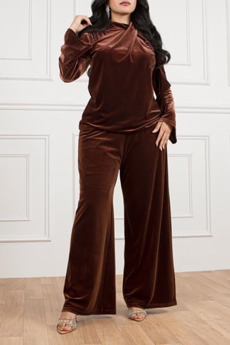 طقم مخمل لإطلالة شتوية فخمة